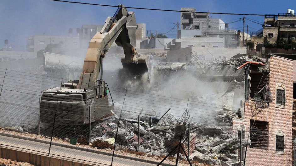 الجيش يهدم منزلا في الرام شمال القدس